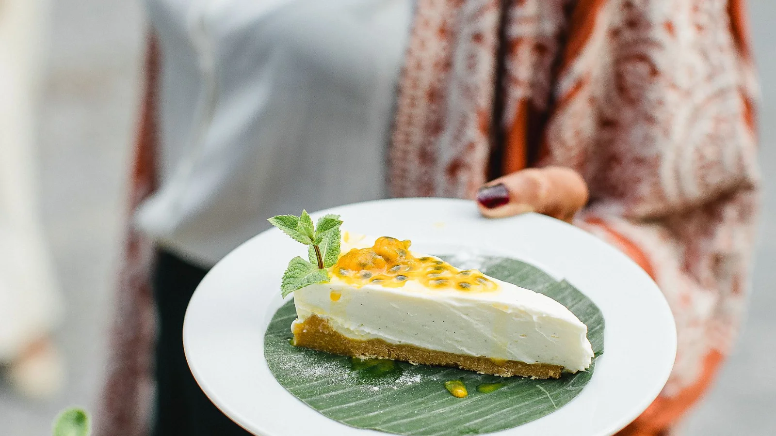 Passionsfrucht-Cheesecake auf Bananenblatt serviert beim Cochinchin Catering-Event